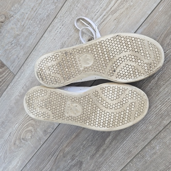 Addidas White and Gold Sneakers (Size 6 Mens Or Size 8 Womens) - Picture 5 of 6